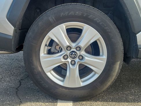 Used 2021 Toyota RAV4 XLE AWD/4WD image 5
