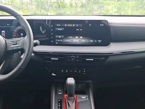 Certified 2025 Nissan Kicks SR FWD image 18