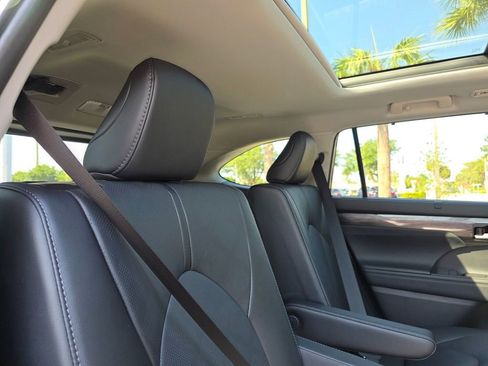 New 2026 Toyota Highlander Platinum AWD/4WD image 18