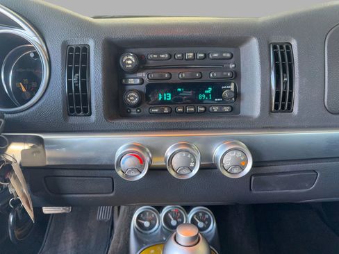 Used 2004 Chevrolet SSR w/ Preferred Equipment Group image 36