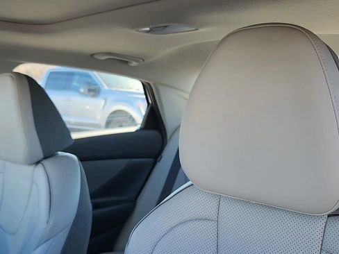 Used 2024 Hyundai Elantra Limited image 10