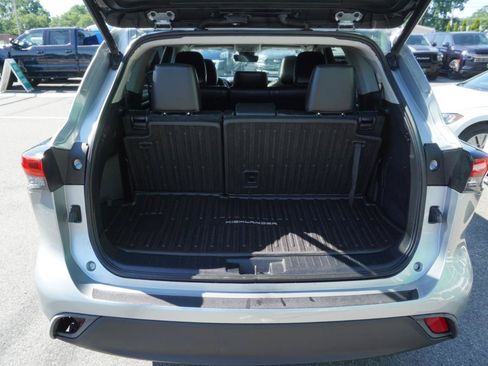 Used 2021 Toyota Highlander XLE AWD/4WD image 5