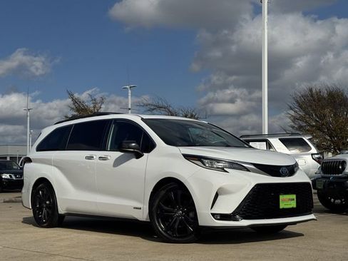 Used 2021 Toyota Sienna XSE image 2