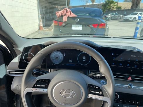 Used 2025 Hyundai Elantra SEL image 35