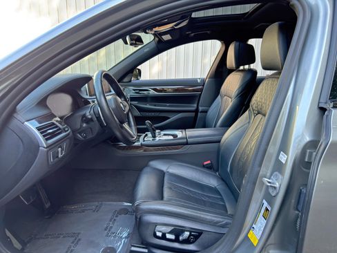 Used 2022 BMW 740i w/ M Sport Package RWD image 17