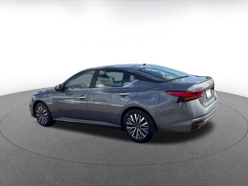 Used 2025 Nissan Altima 2.5 SV FWD image 10