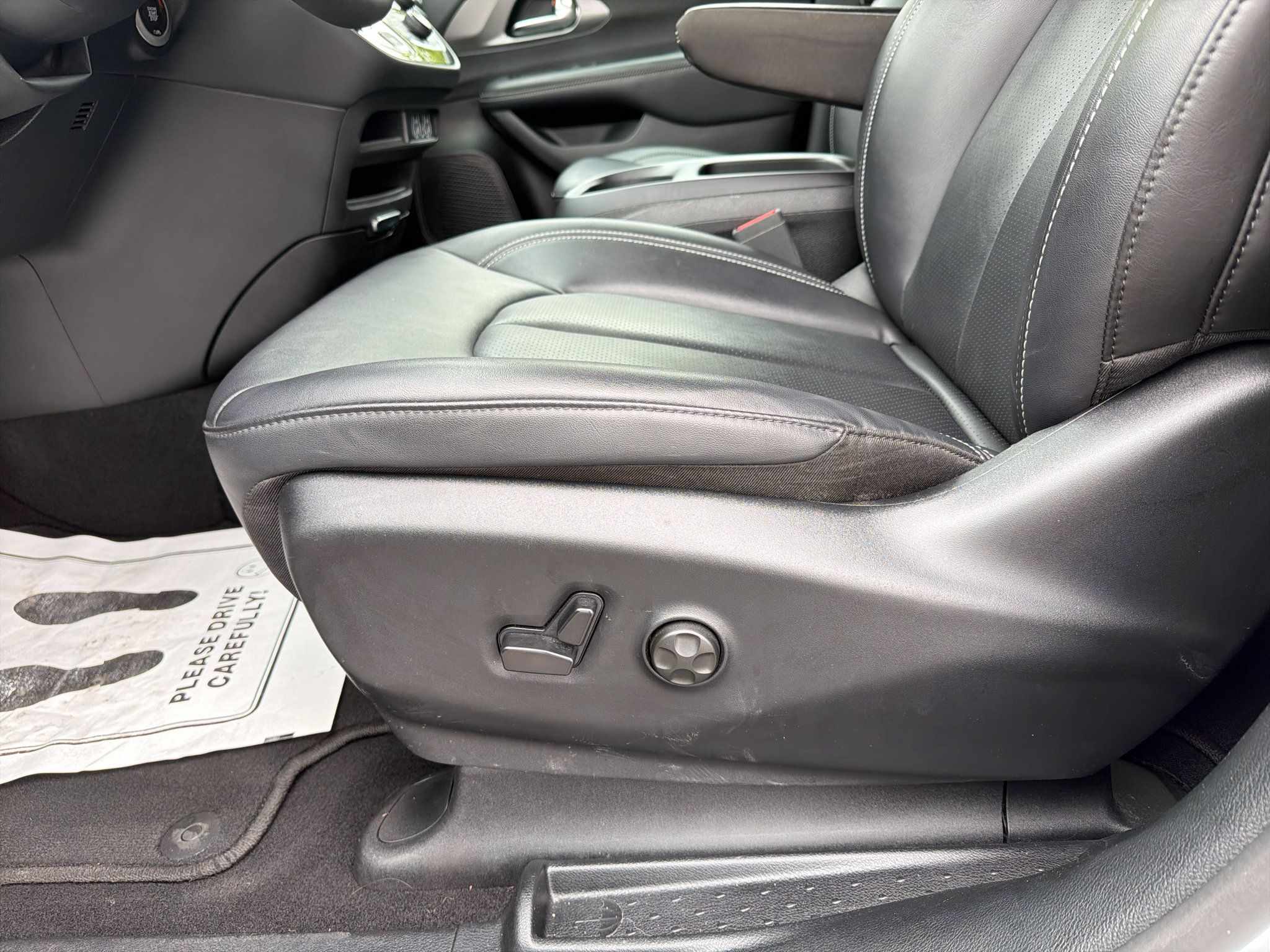 Used 2025 Chrysler Pacifica Select FWD image 18