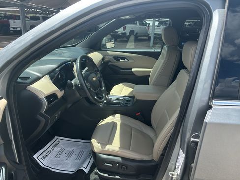 Used 2023 Chevrolet Traverse LT w/ LT Premium Package FWD image 12