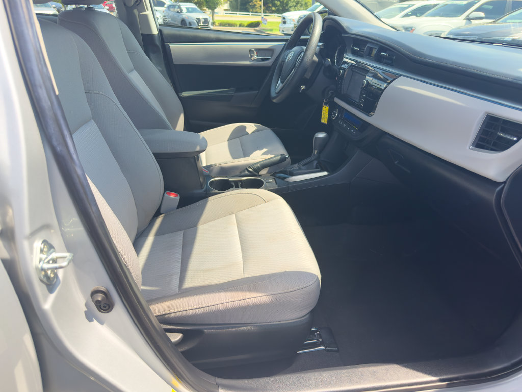 Used 2015 Toyota Corolla LE FWD image 12