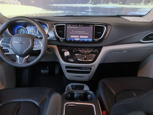 Used 2023 Chrysler Pacifica Touring-L FWD image 19