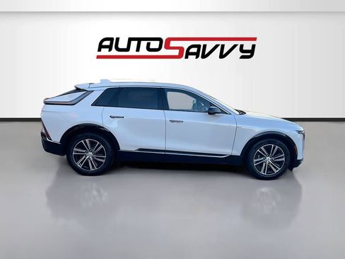 Used 2025 Cadillac Lyriq Luxury AWD/4WD image 8