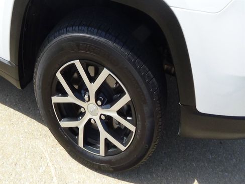 Certified 2024 Jeep Grand Cherokee L Limited w/ Luxury Tech Group II image 9