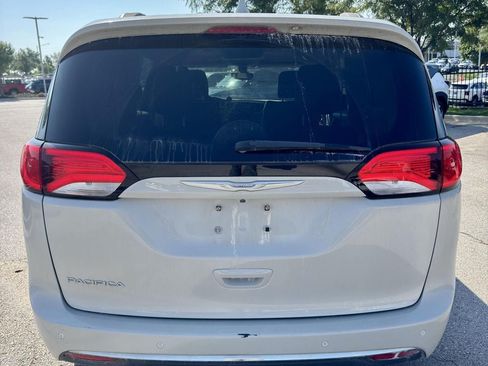 Used 2017 Chrysler Pacifica Touring-L FWD image 4