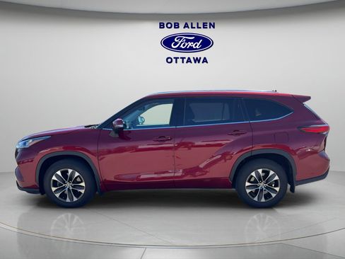 Used 2020 Toyota Highlander XLE image 2