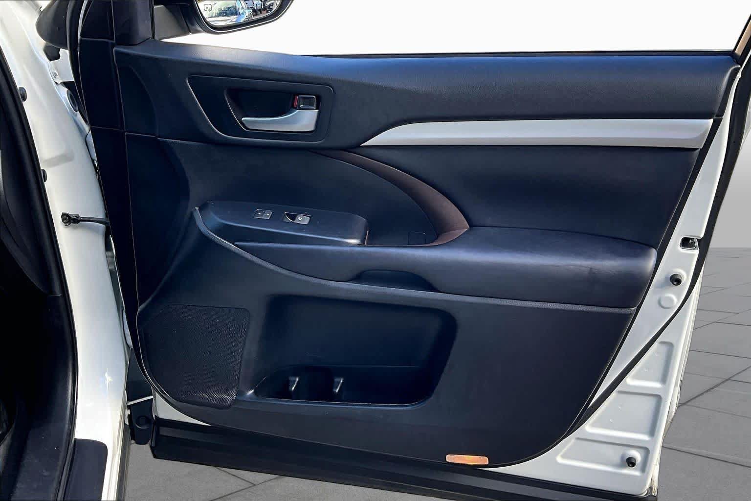 Certified 2019 Toyota Highlander XLE AWD/4WD image 22