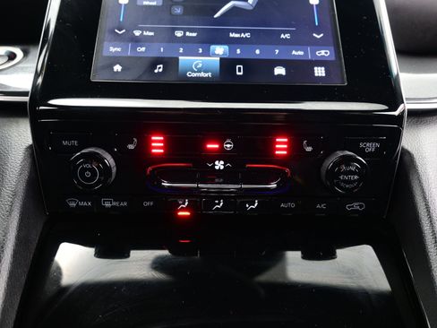 Used 2023 Jeep Grand Cherokee Altitude image 21