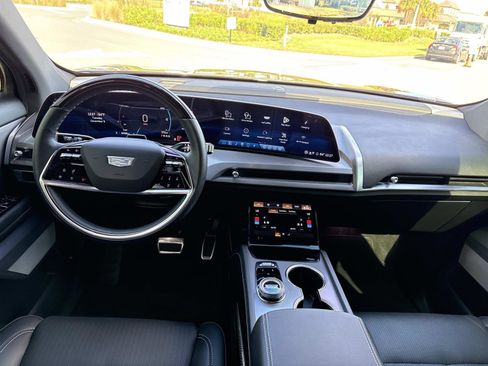 Used 2026 Cadillac Vistiq Luxury image 18