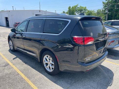 Used 2020 Chrysler Pacifica Touring-L w/ Tire & Wheel Group FWD image 3