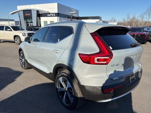 Used 2025 Volvo XC40 B5 Core w/ Climate Package image 3