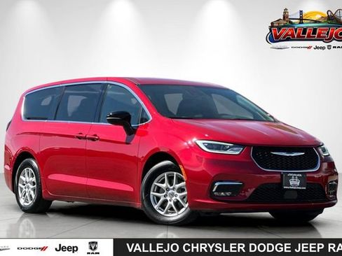 Used 2025 Chrysler Pacifica Select image 1