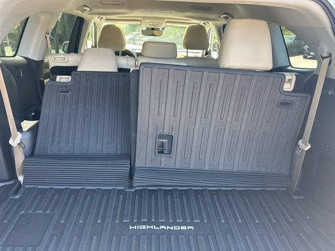 Used 2020 Toyota Highlander XLE AWD/4WD image 9