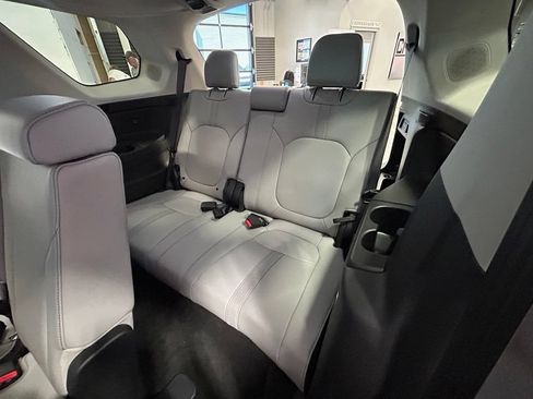 Used 2023 Honda Pilot Touring image 7