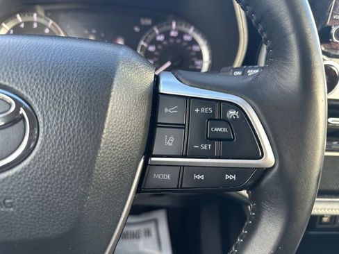 Used 2024 Toyota Highlander LE image 24