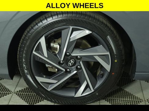 Used 2025 Hyundai Elantra SEL FWD image 8
