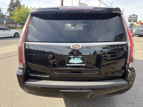 Used 2018 Cadillac Escalade Platinum AWD/4WD image 4