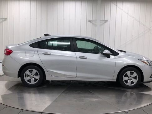 Used 2017 Chevrolet Cruze LS FWD image 9
