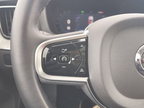 Used 2025 Volvo XC60 B5 Plus image 9