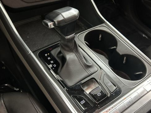 Used 2025 Kia Carnival EX image 15