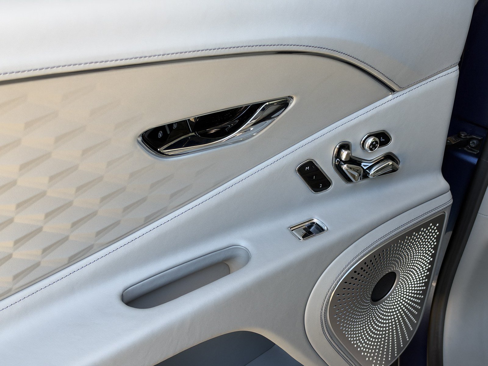 Certified 2025 Bentley Flying Spur Plug-In Hybrid AWD/4WD image 38