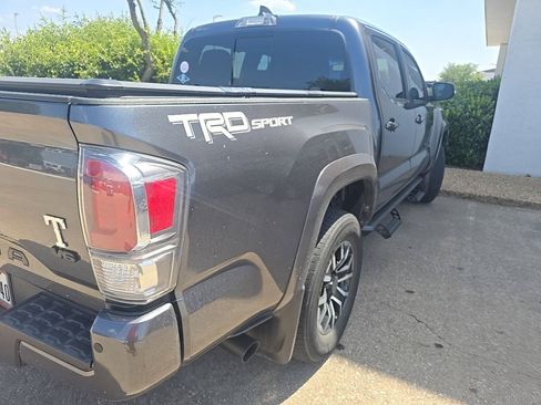Used 2022 Toyota Tacoma TRD Sport w/ Technology Package RWD image 5