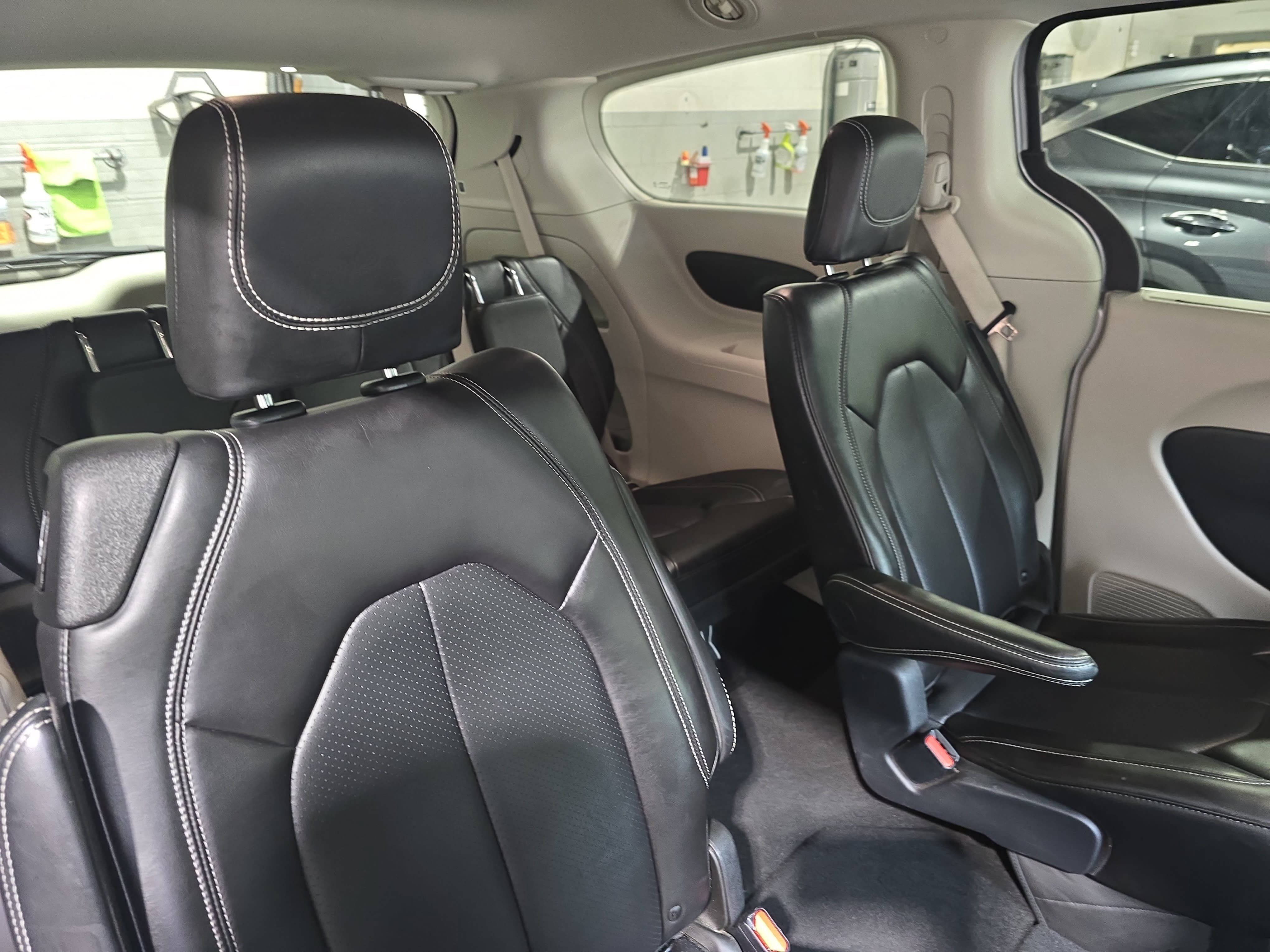 Used 2024 Chrysler Pacifica Touring-L FWD image 12