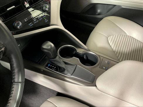 Used 2021 Toyota Camry SE w/ Cold Weather Package FWD image 17