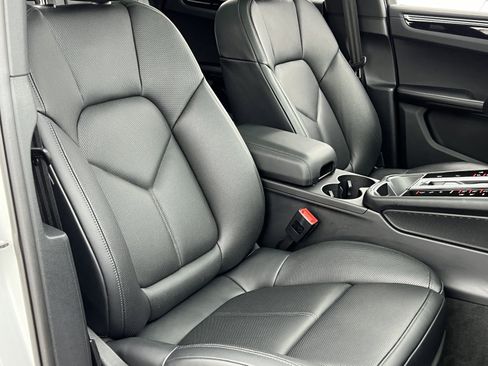 Certified 2025 Porsche Macan Turbo image 15