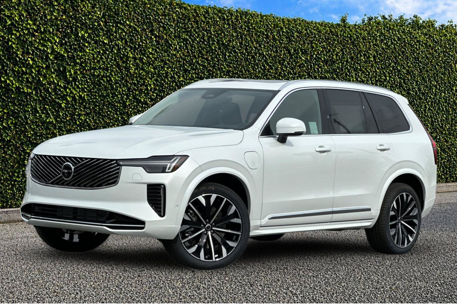 New 2025 Volvo XC90 T8 Plus w/ Protection Package Premier AWD/4WD image 2