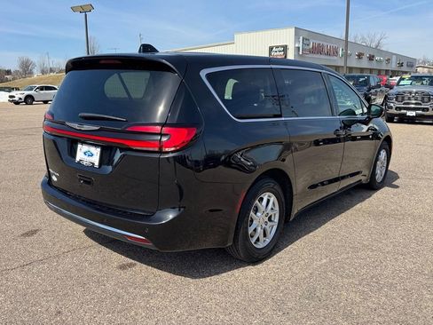 Used 2024 Chrysler Pacifica Touring-L image 4