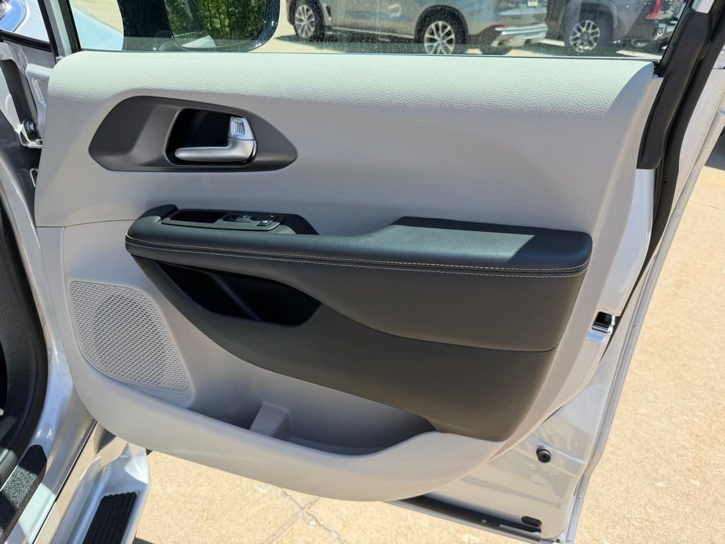 Used 2024 Chrysler Pacifica Touring-L FWD image 30