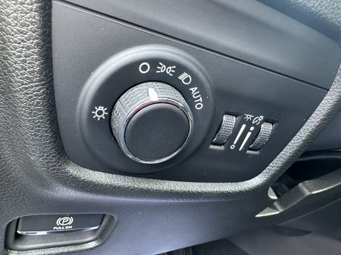 Used 2023 Jeep Grand Cherokee Laredo AWD/4WD image 18