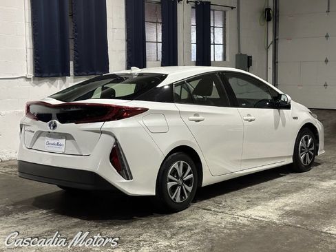 Used 2017 Toyota Prius Prime Premium FWD image 6
