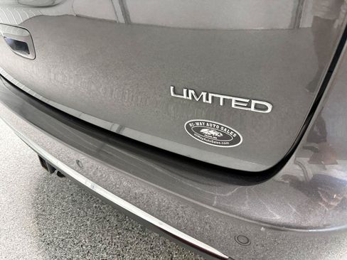 Used 2017 Chrysler Pacifica Limited FWD image 8