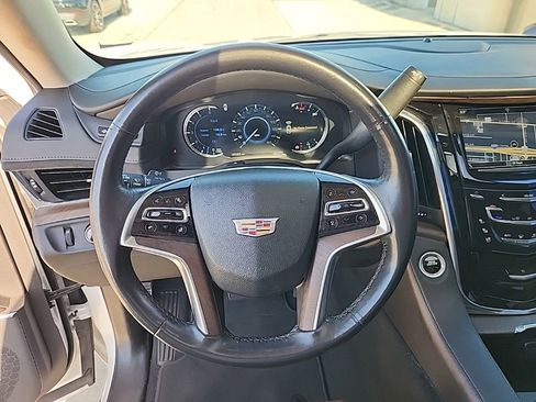 Used 2016 Cadillac Escalade Luxury RWD image 5