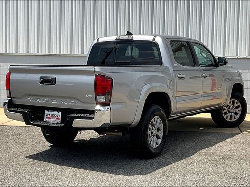 Used 2018 Toyota Tacoma SR5 RWD image 13