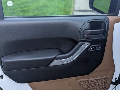 Used 2016 Jeep Wrangler Unlimited Sahara w/ Connectivity Group image 10