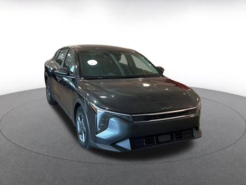 Used 2025 Kia K4 LXS image 3
