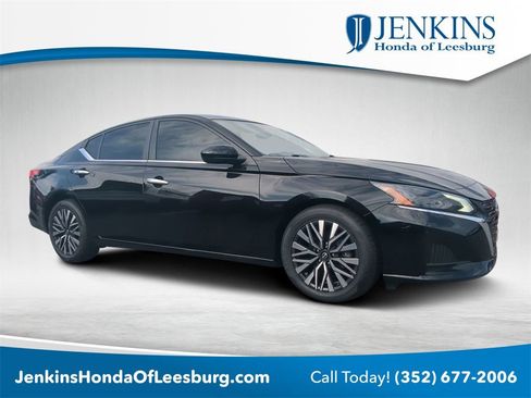 Used 2023 Nissan Altima 2.5 SV w/ SV Premium Package image 1