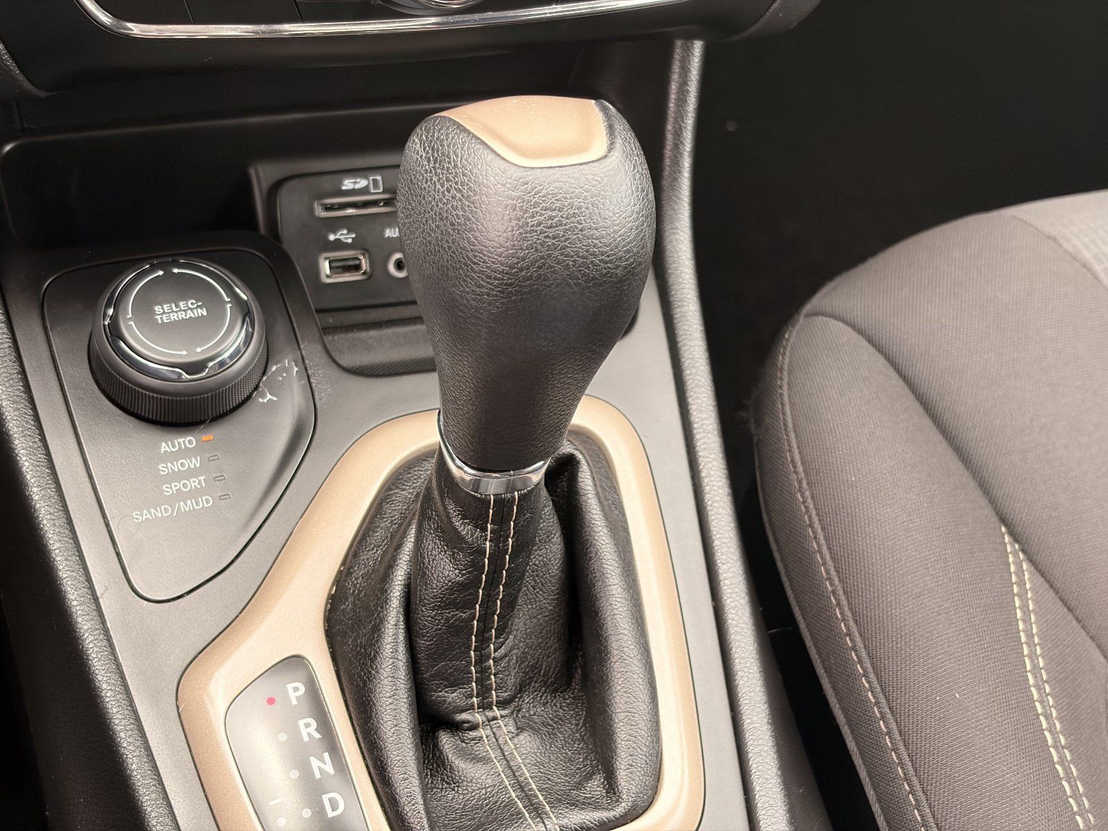 Used 2017 Jeep Cherokee Latitude w/ Comfort/Convenience Group AWD/4WD image 22