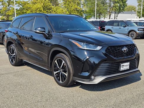 Used 2022 Toyota Highlander XSE AWD/4WD image 3